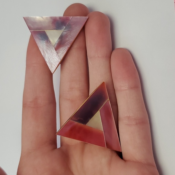 Shell like resin triangle clip on earrings - Picture 2 of 4